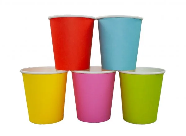 Vasos de papel de colores: rojo, azul, amarillo, rosa y verde sobre un fondo blanco.