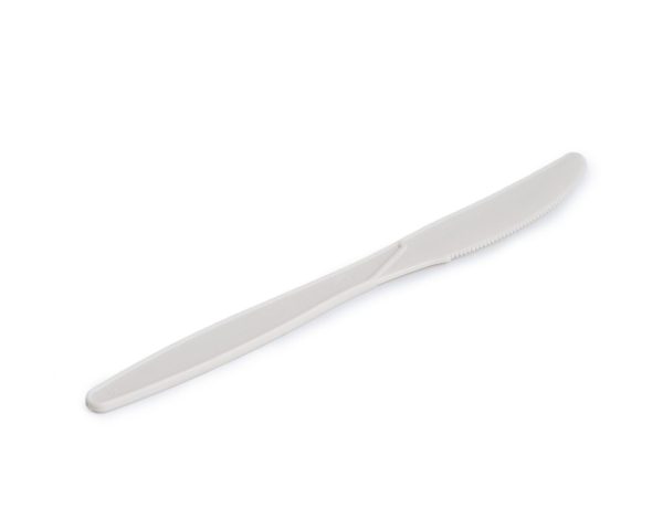 cuchillo de almidón de maíz en color blanco sobre un fondo blanco.