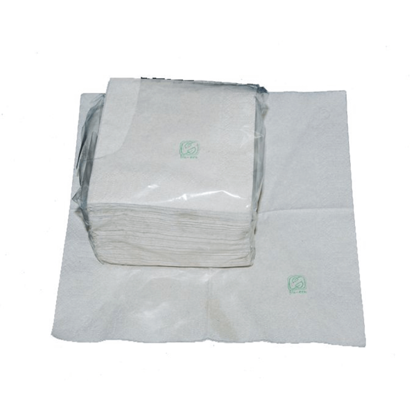 Paquete de servilletas de papel sobre una servilleta abierta en un fondo blanco.