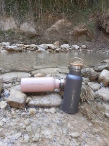 Botellas junto arroyo