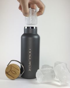 Mano introduciendo hielo en botella