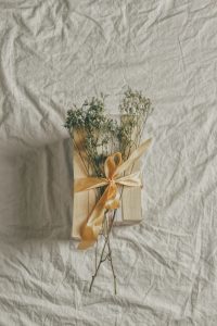 Libros envueltos con materiales reciclables y flores de decoración