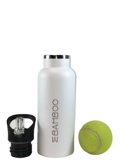 Botella térmica modelo POLAR blanca con tapón deportivo y una pelota de tenis a la derecha